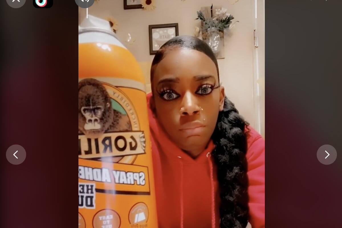 La TikTokeuse Tessica Brown a utilisé de la Gorilla Glue pour un look laqué et a ainsi collé ses cheveux sur sa tête.