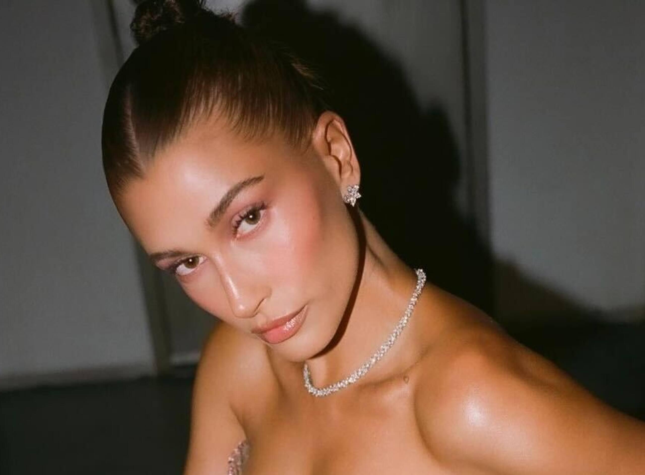 Hailey Bieber se révèle sous un autre jour