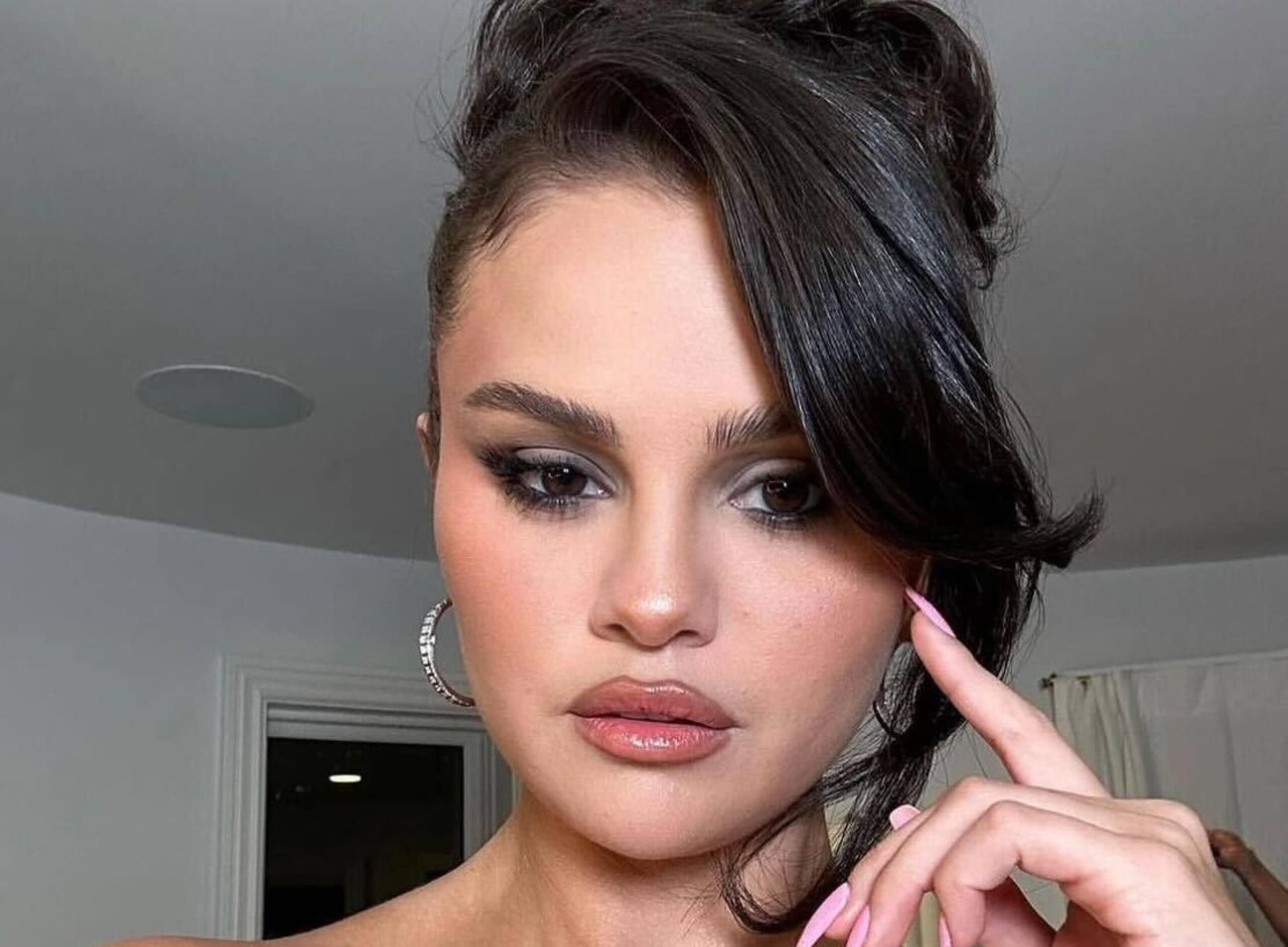 Selena Gomez ose un look «Barbie» pour sa fête