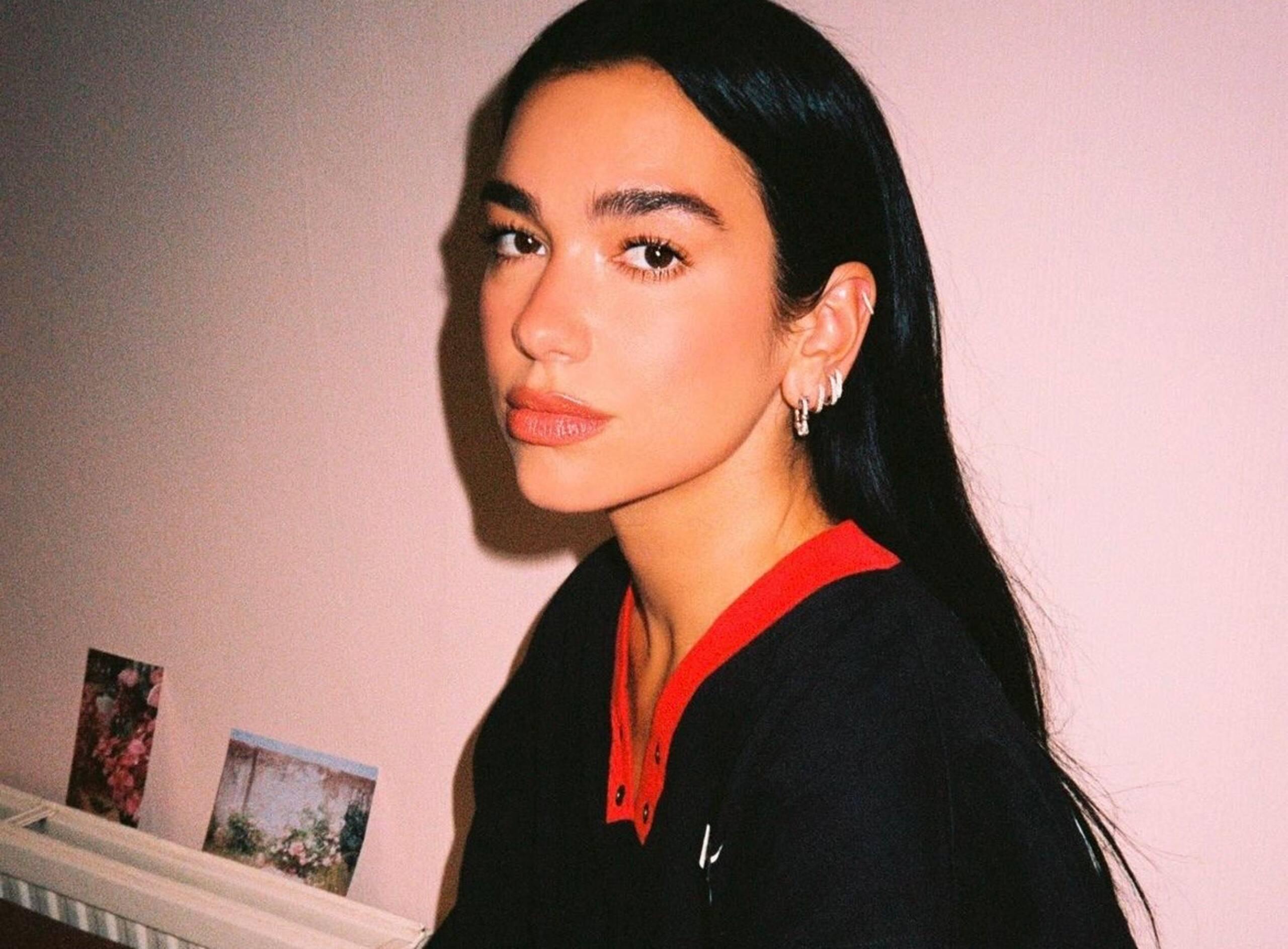 Dua Lipa ose un ensemble au décolleté vertigineux