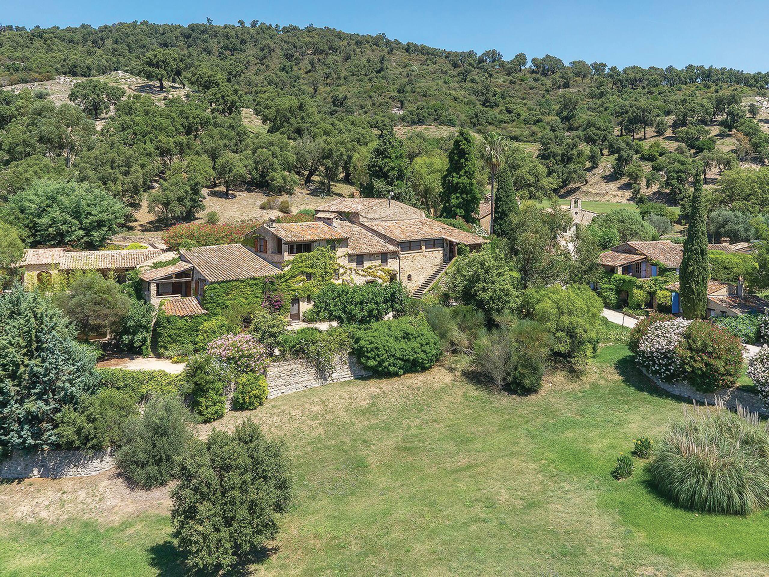 Son village en Provence en vente pour 55 millions