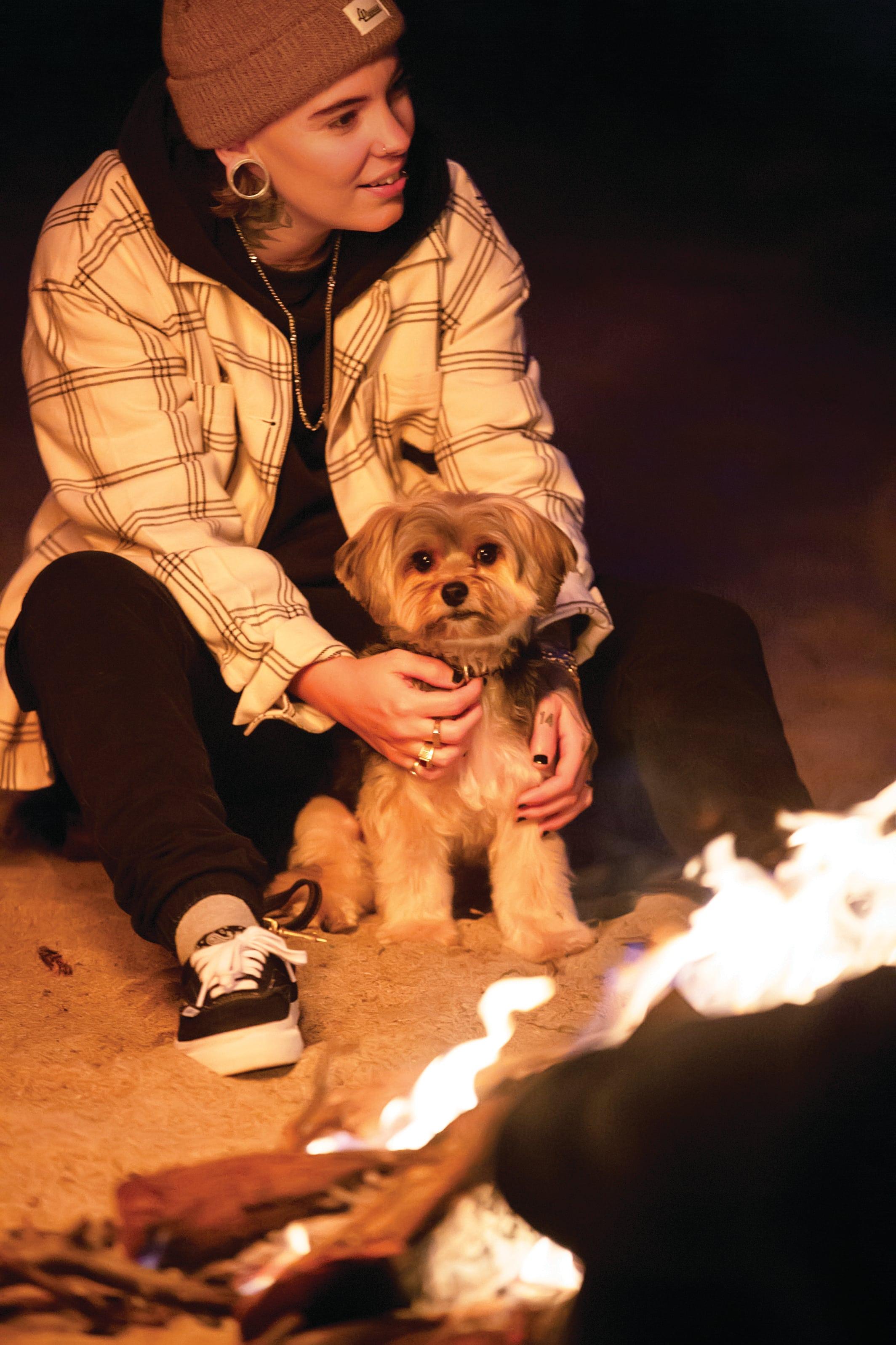 Le chien de la chanteuse, Paco, fait aussi une apparition dans le vidéoclip.