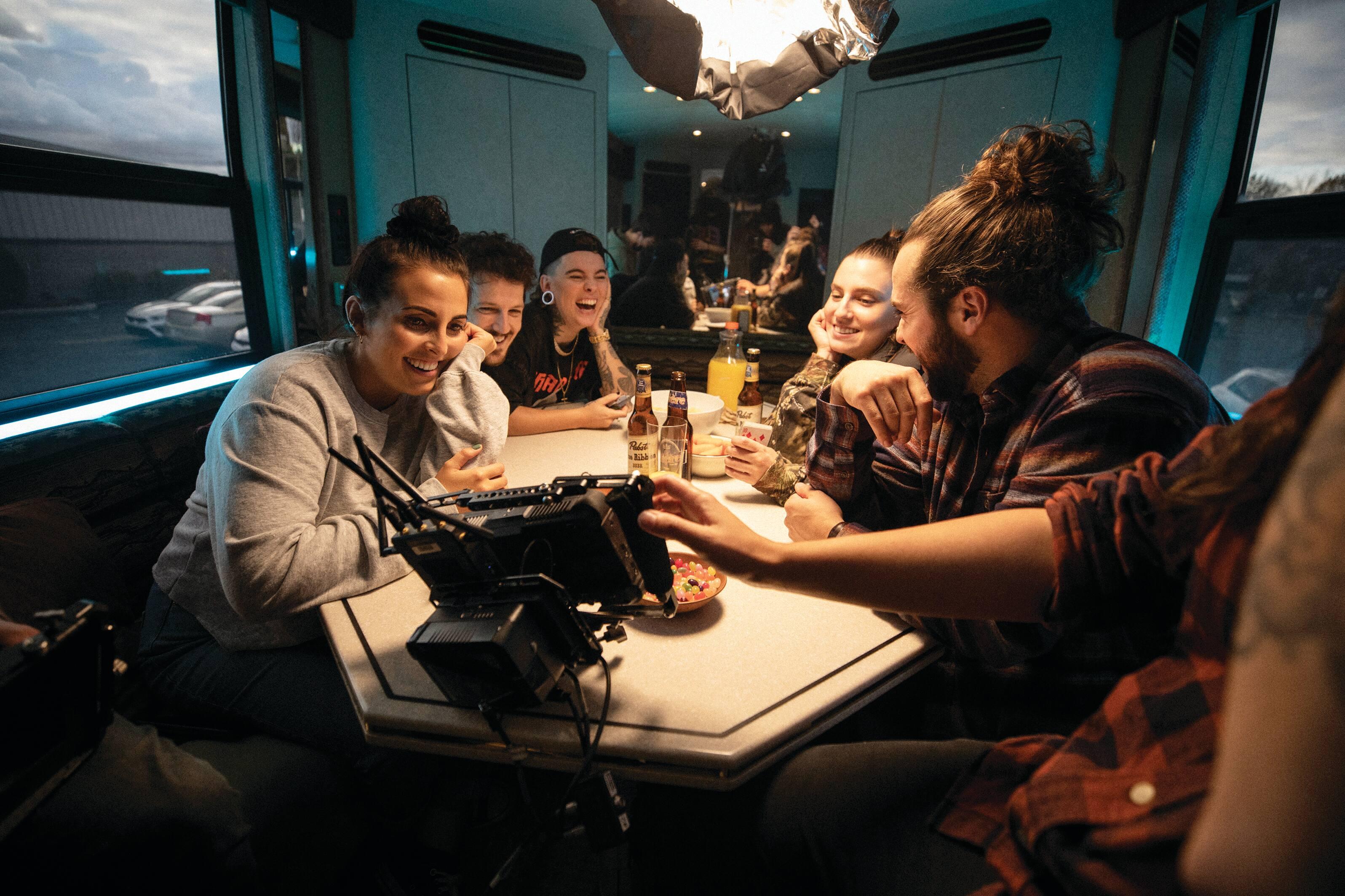 Plusieurs amis et membres du groupe de la chanteuse ont participé au tournage.