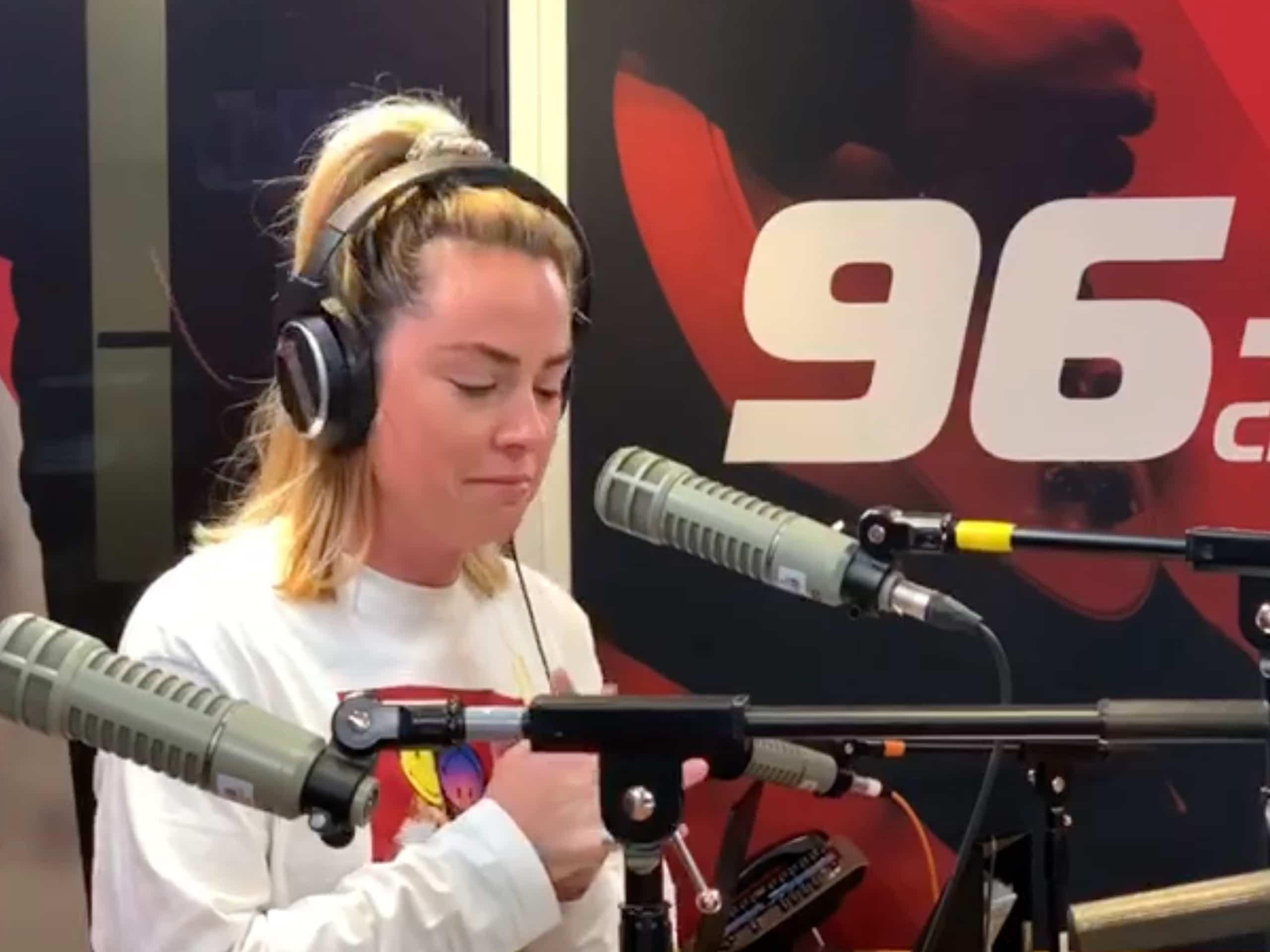 Valérie Roberts fond en larmes à la radio