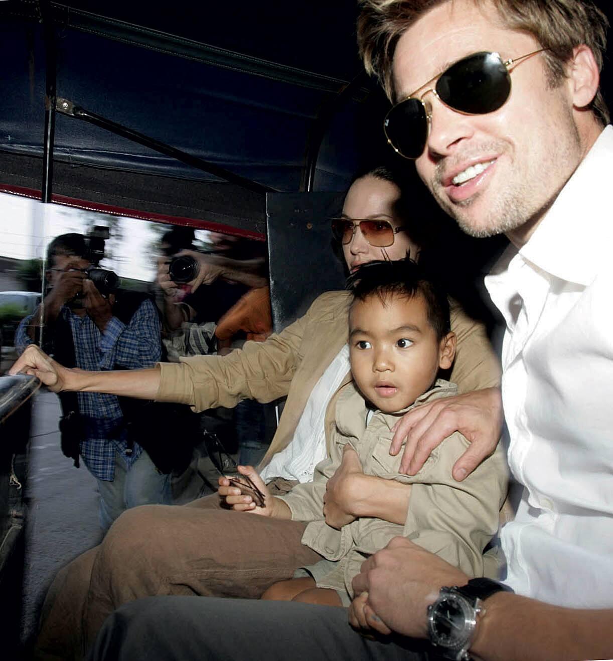 Angie avec Maddox et Brad lors d’un voyage en Inde en 2006.