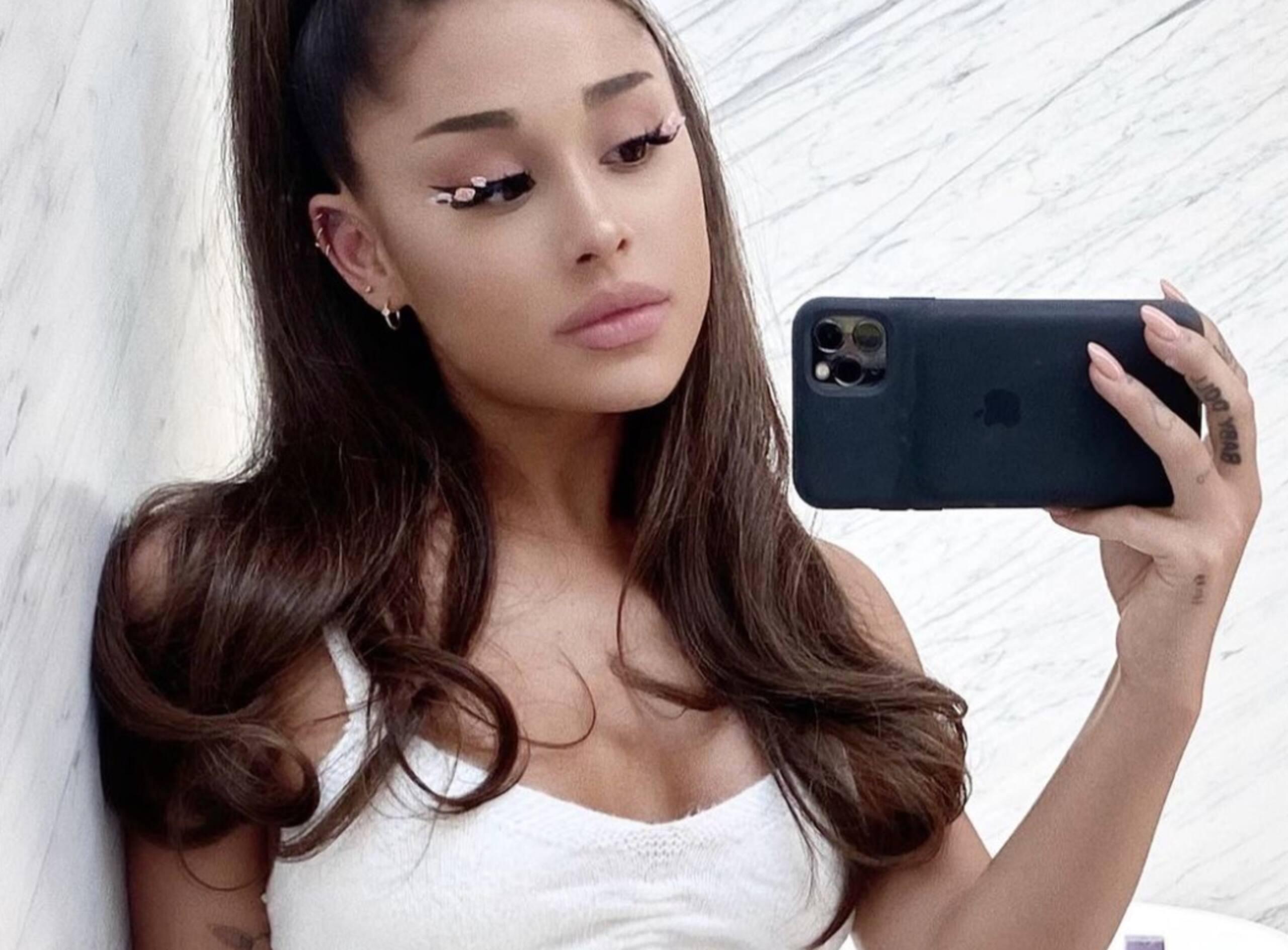 Ariana Grande dévoile son énorme bague