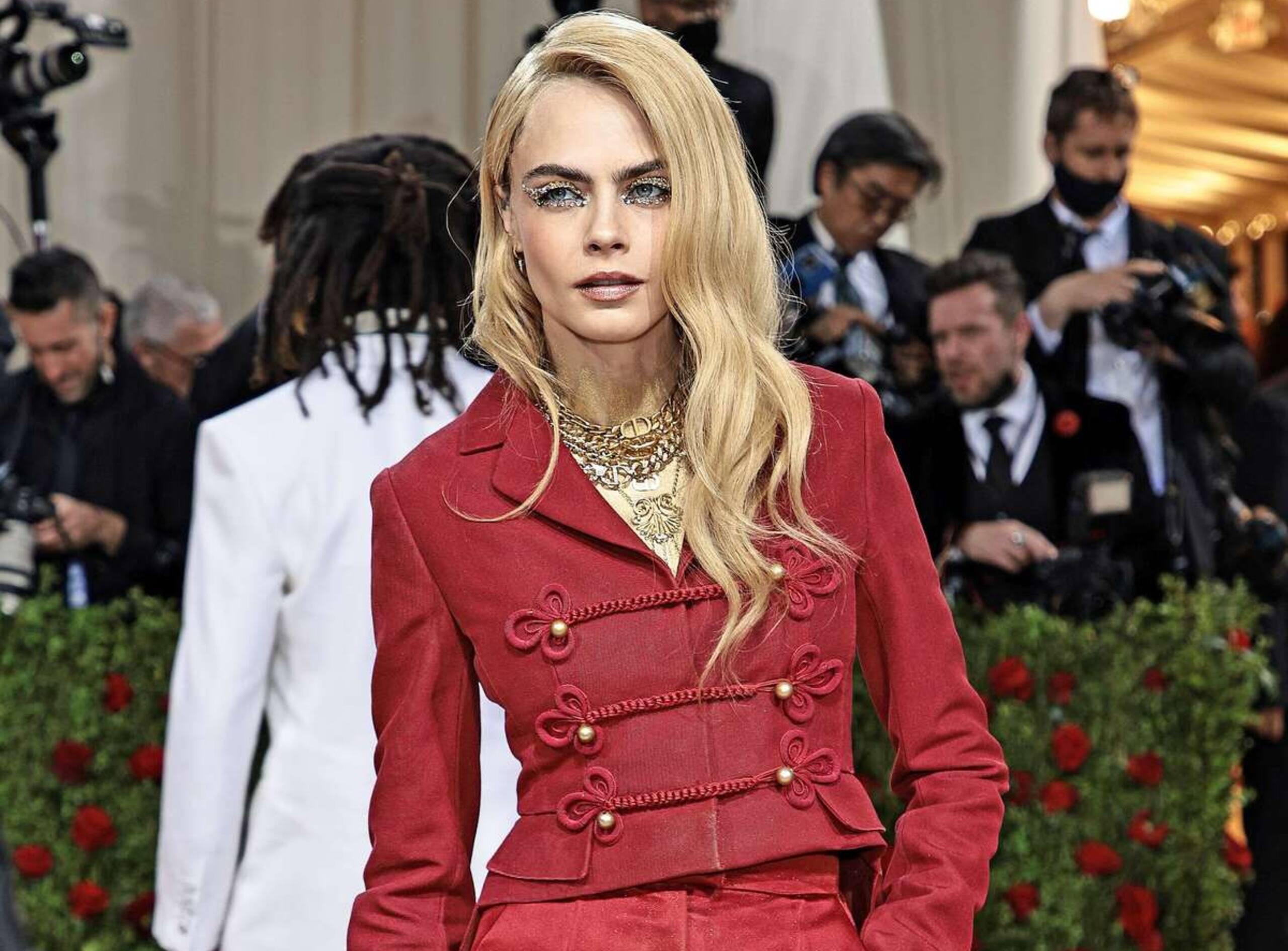 Cara Delevingne seins nus au Met Gala