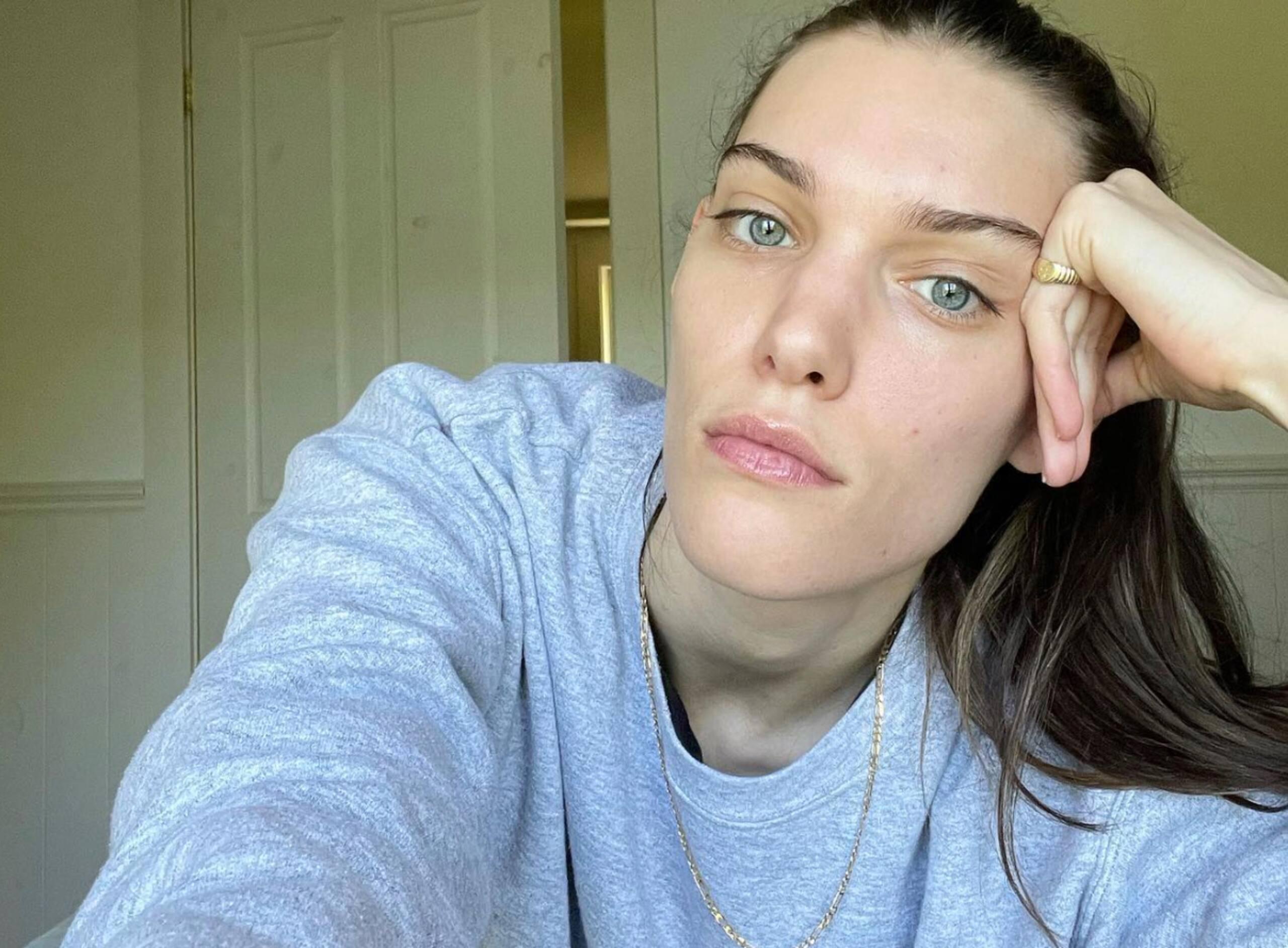 Charlotte Cardin pose seulement vêtue d’un jogging