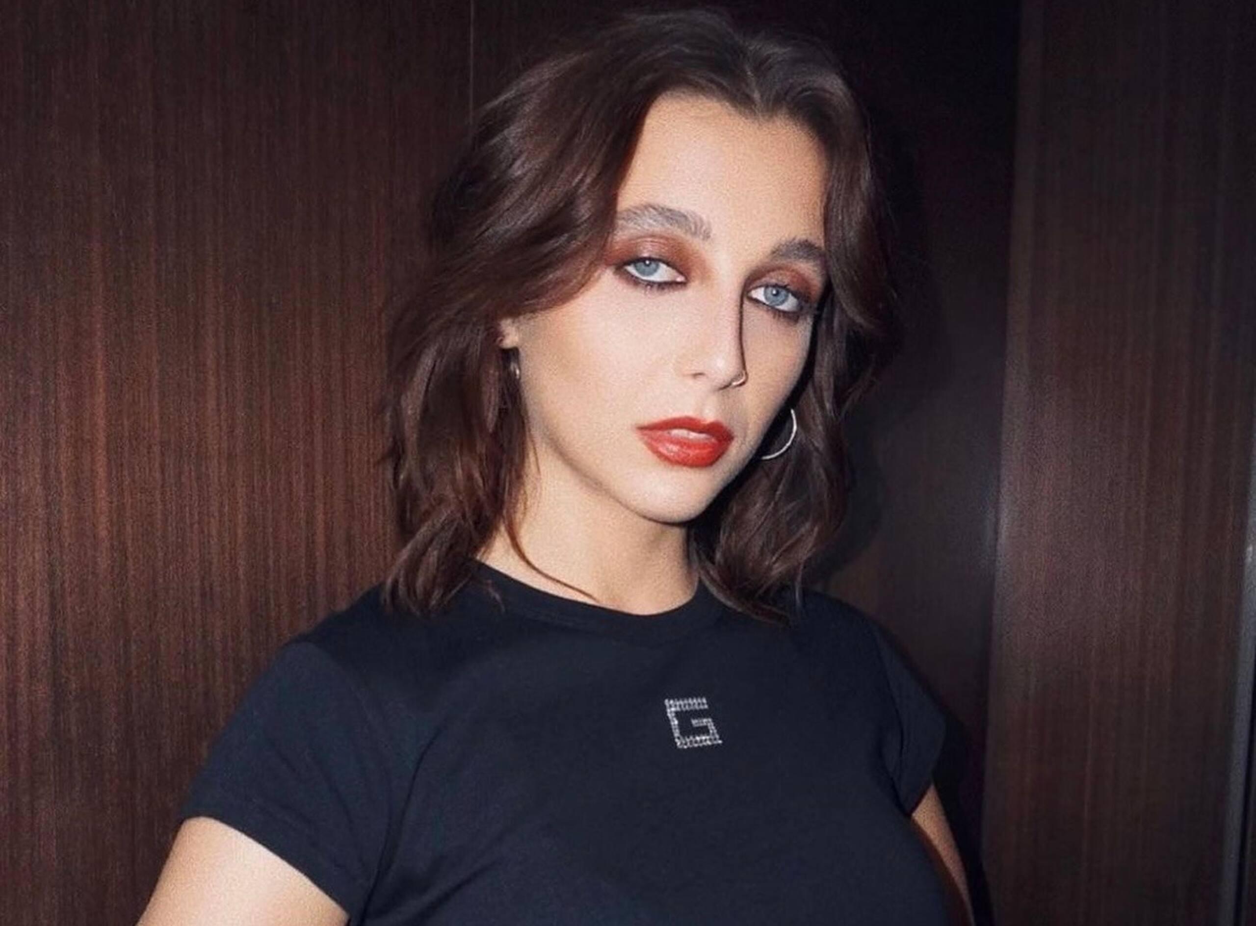 Emma Chamberlain en robe au décolleté vertigineux