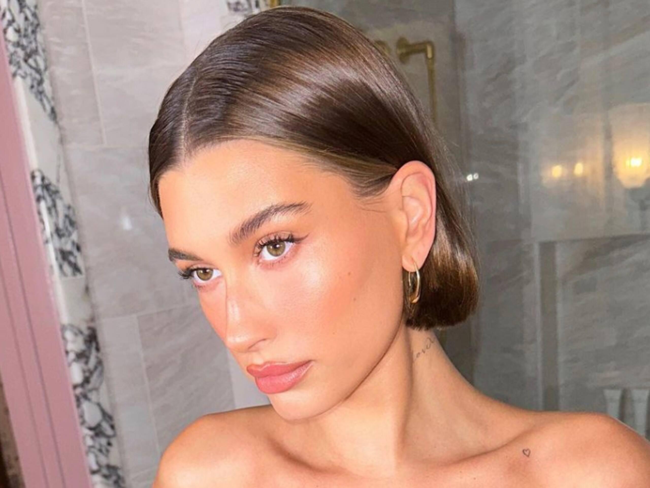 Hailey Bieber prend la pose en corset sur son lit