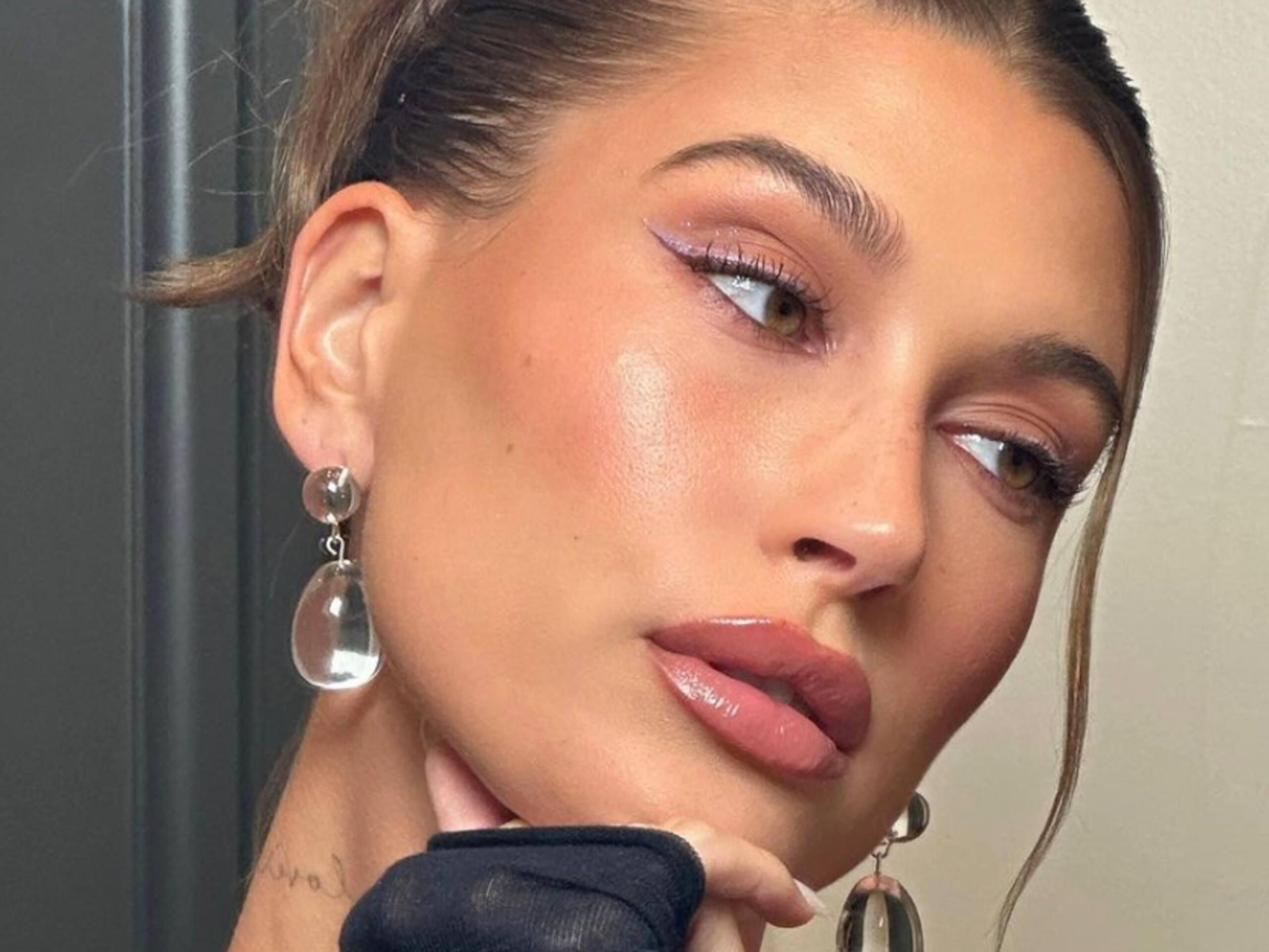 Hailey Bieber dévoile ses jambes de rêve