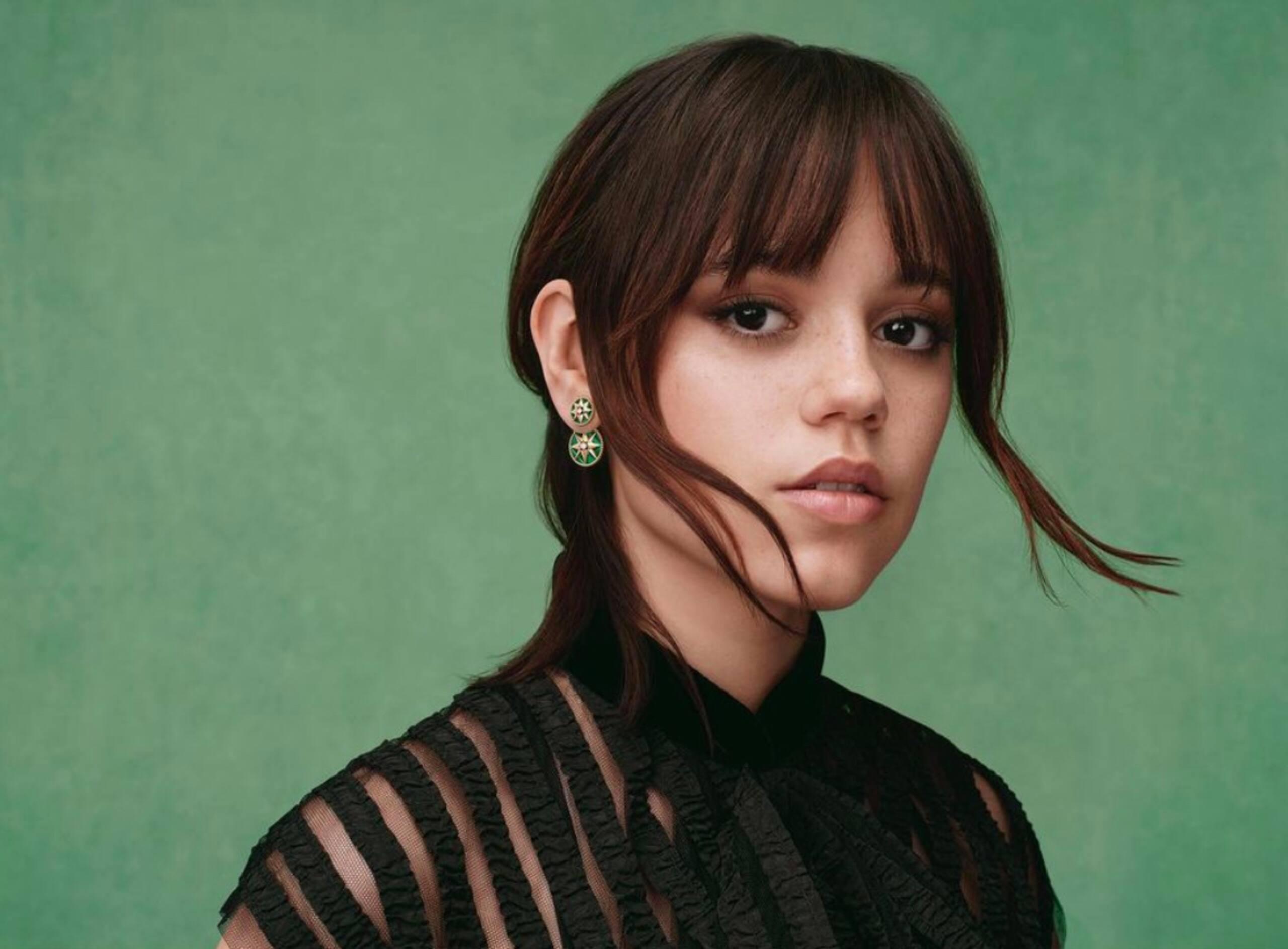 Jenna Ortega recouvre ses mamelons de pétales