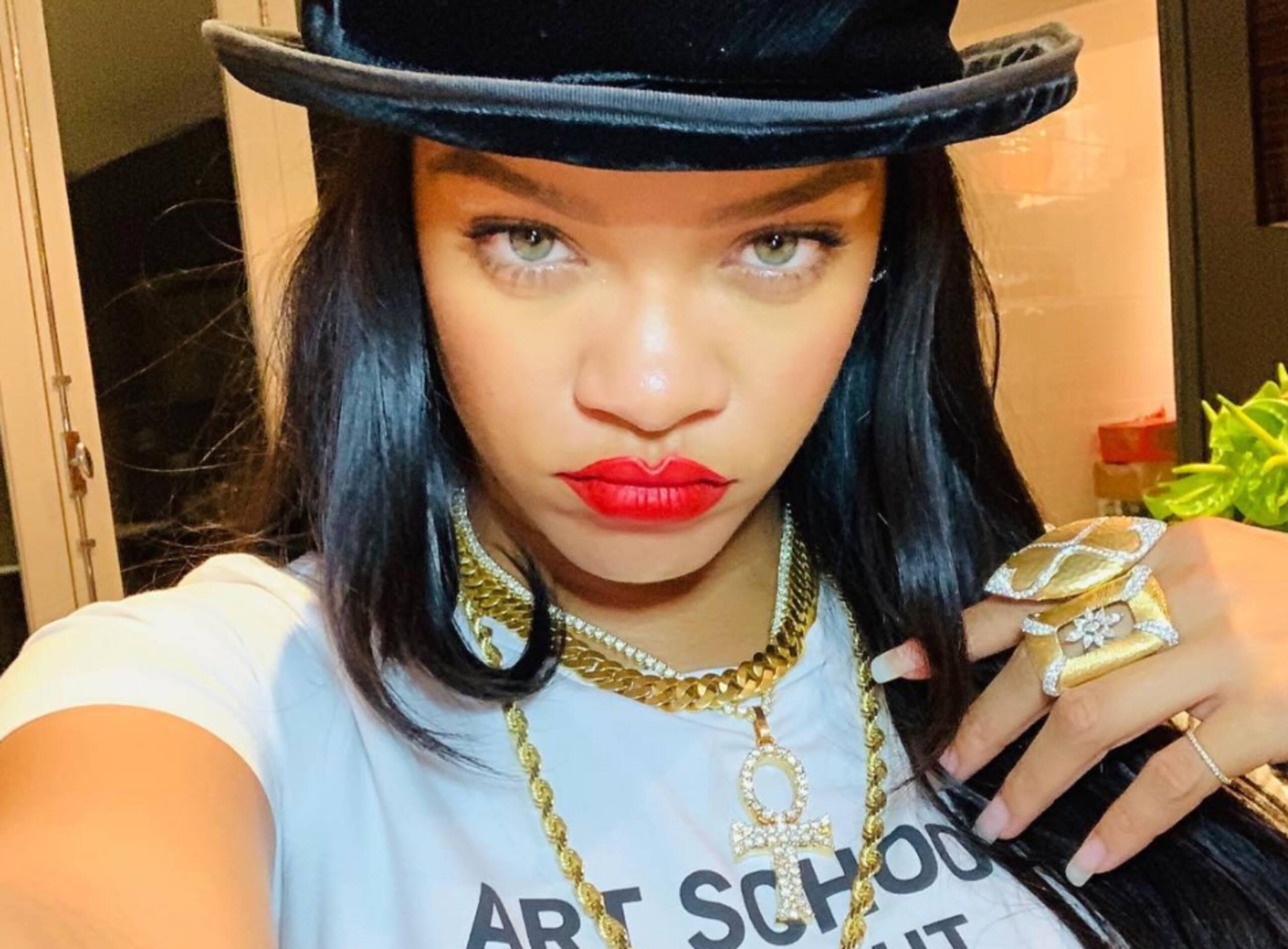 Rihanna créé une polémique en posant seins nus