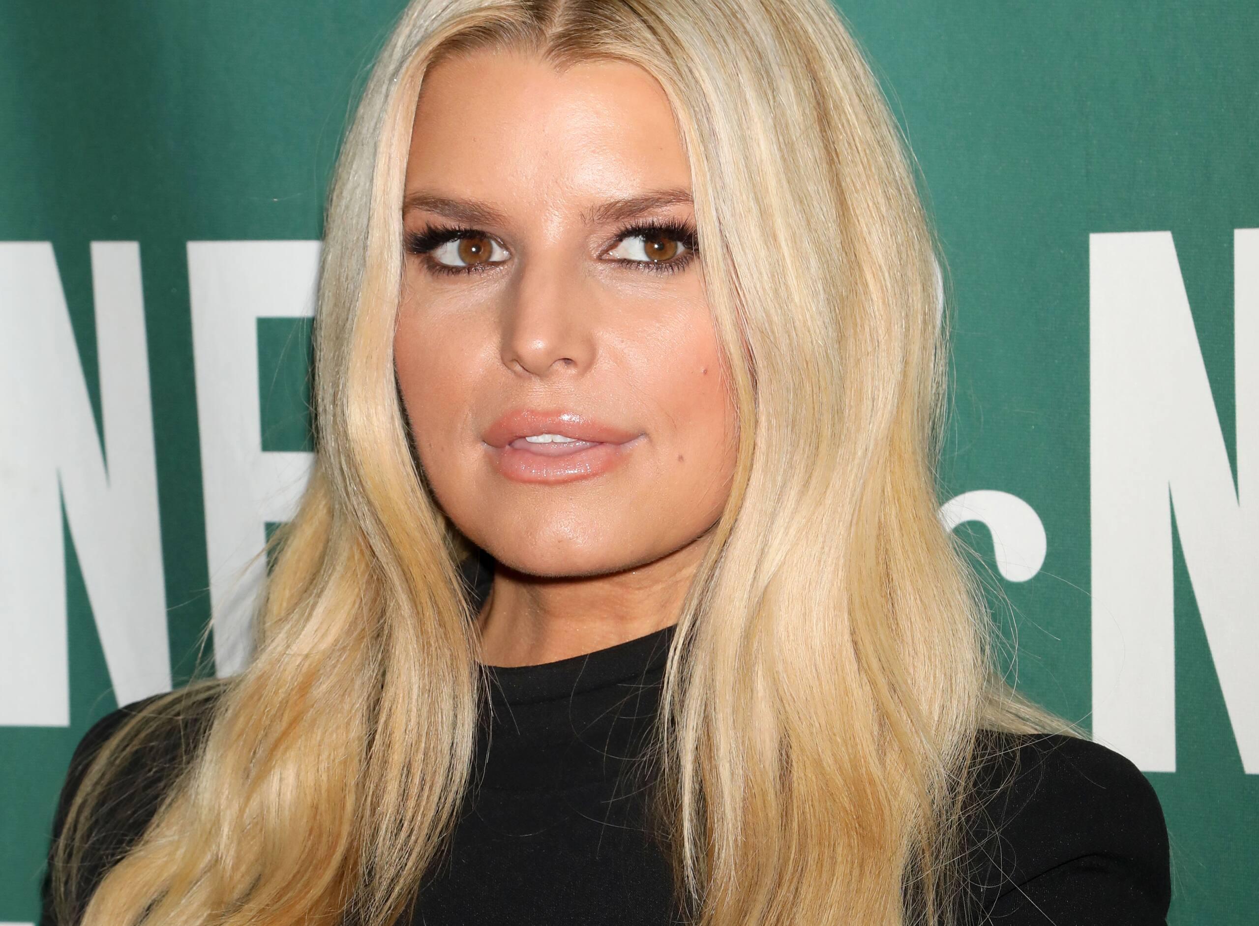 Jessica Simpson enflamme la toile avec ses abdos!