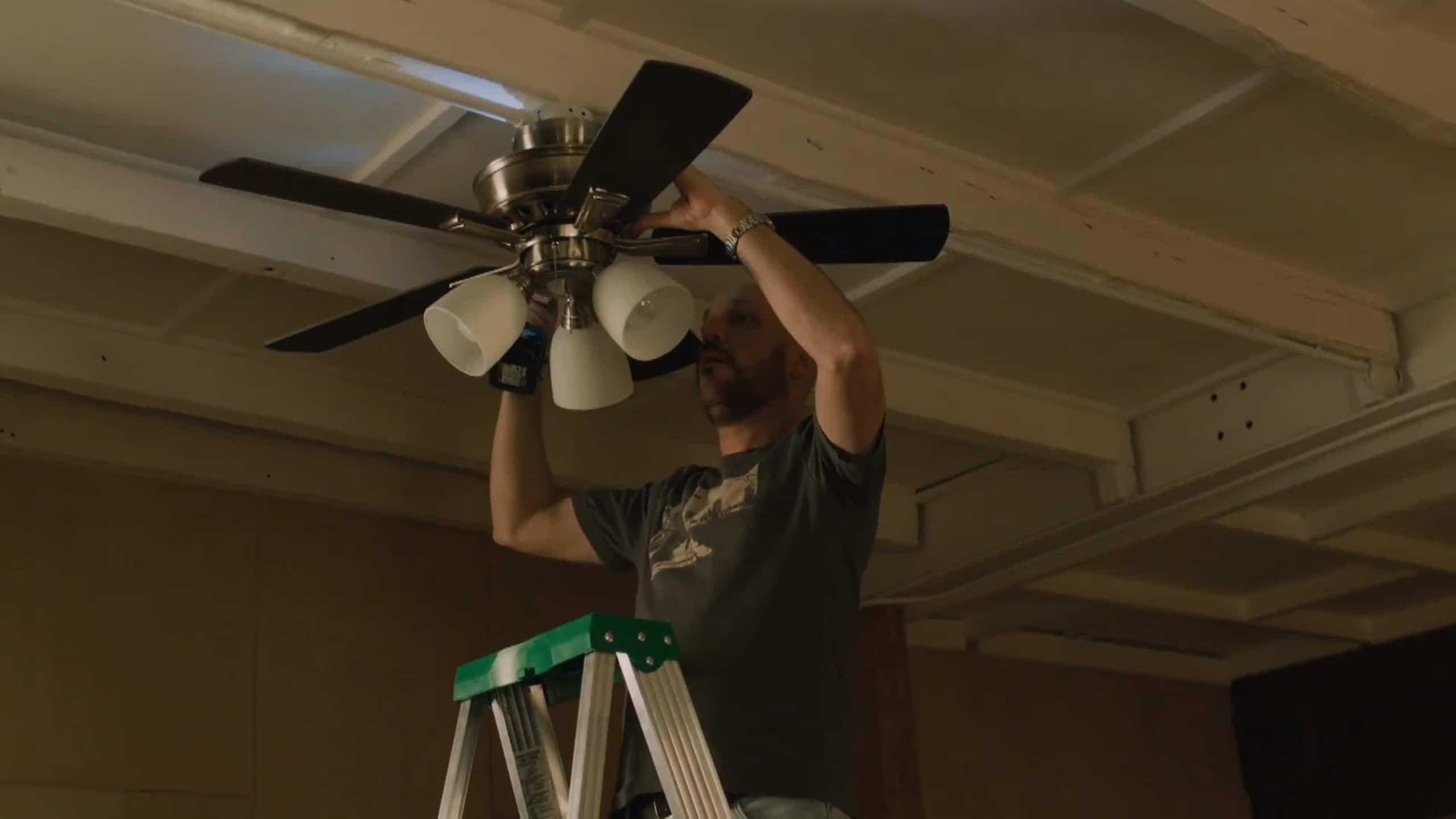 Martin installe un ventilateur au plafond, le résultat