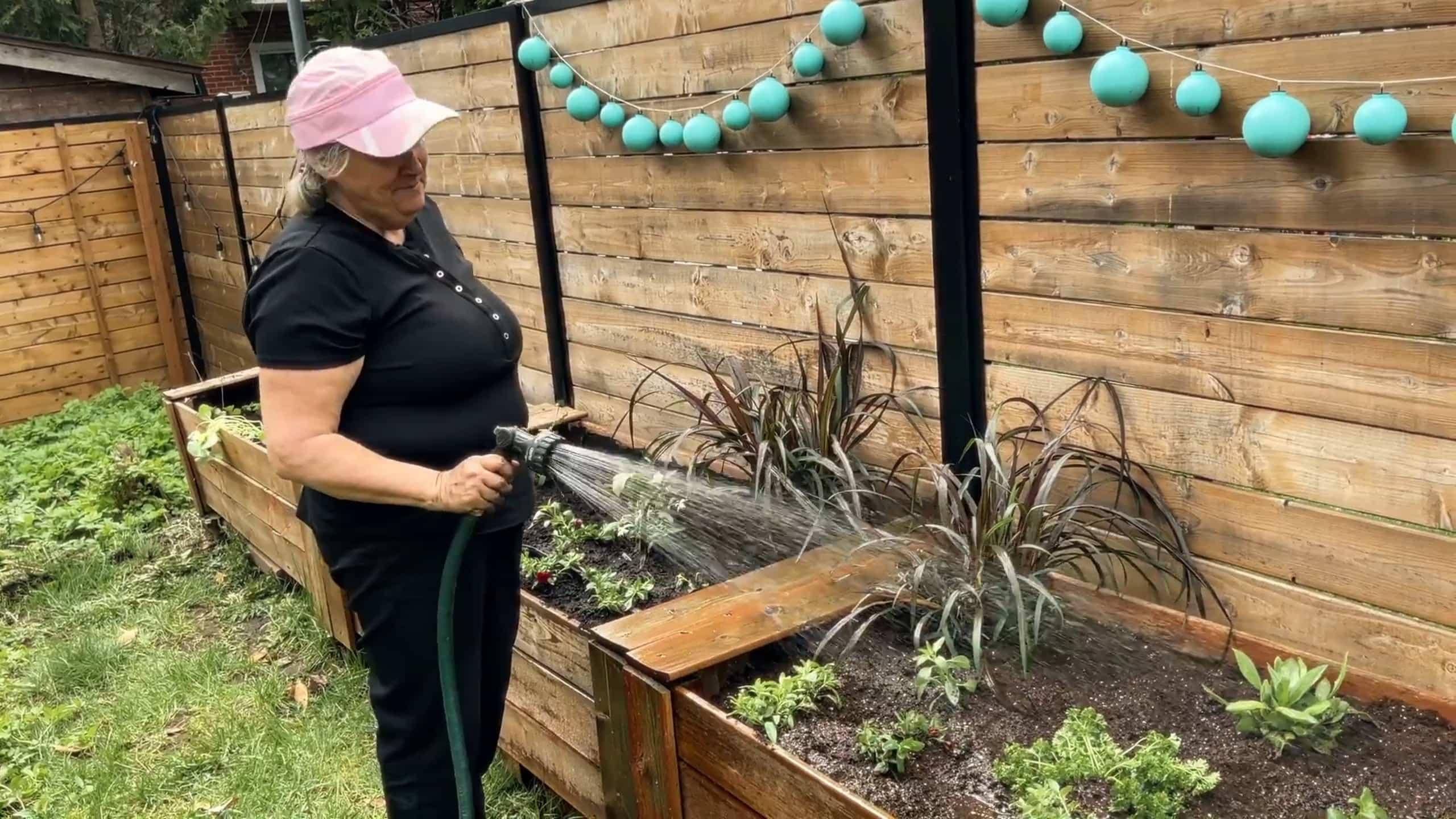 Debbie découvre son jardin